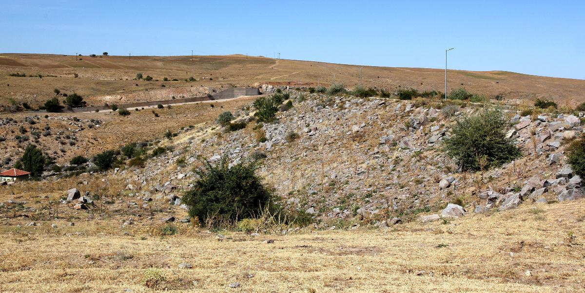 Gelingüllü-Talsperre, im Hintergrund der Überlauf, Zentraltürkei 