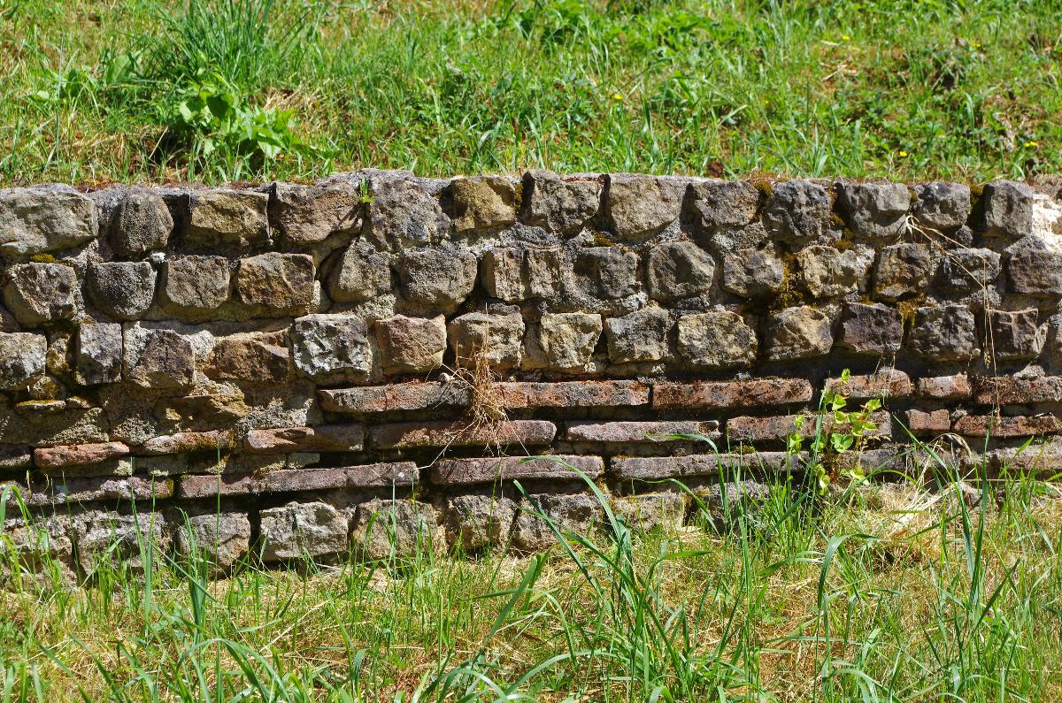 Amphithéâtre Gallo-Romain de Gennes (Maine-et-Loire) Mur en "opus mixtum" (appareil mélangé).
L'opus mixtum alterne dans un mur de lits de moellons de pierres (opus vittatum) et de lits de briques (opus testaceum).