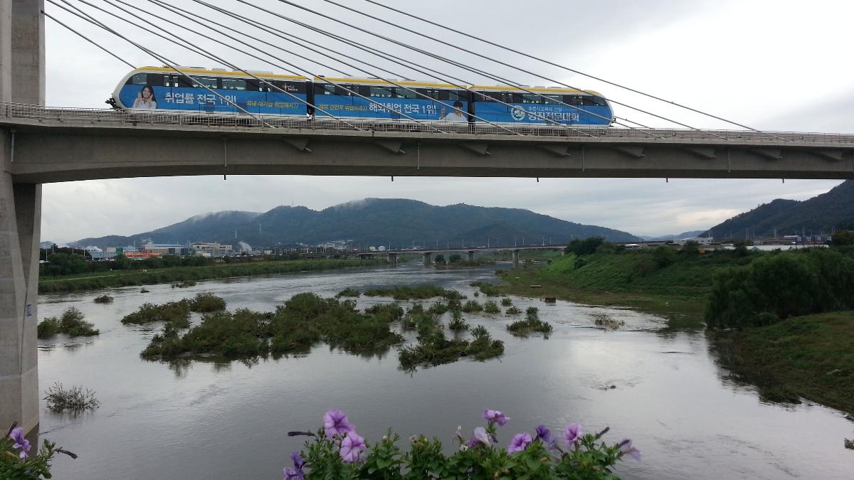 Geumho River and DTRO line 3 monorail train 