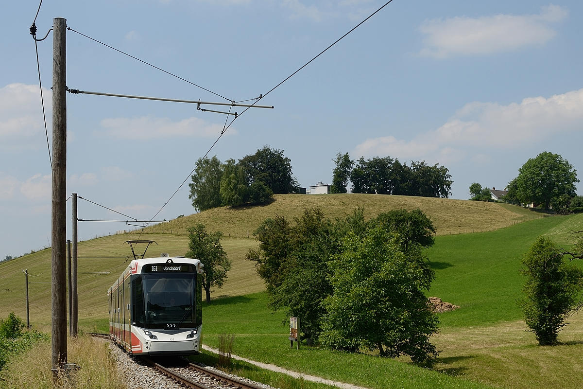 Tramlink 123 der Traunseebahn zwischen Gmunden Seebahnhof und Lembergweg 