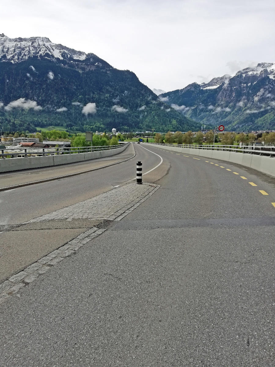 Goldswil-Viadukt Fahrbahn vom Widerlager Nord aus aufgenommen mit Sicht in Richtung Interlaken 