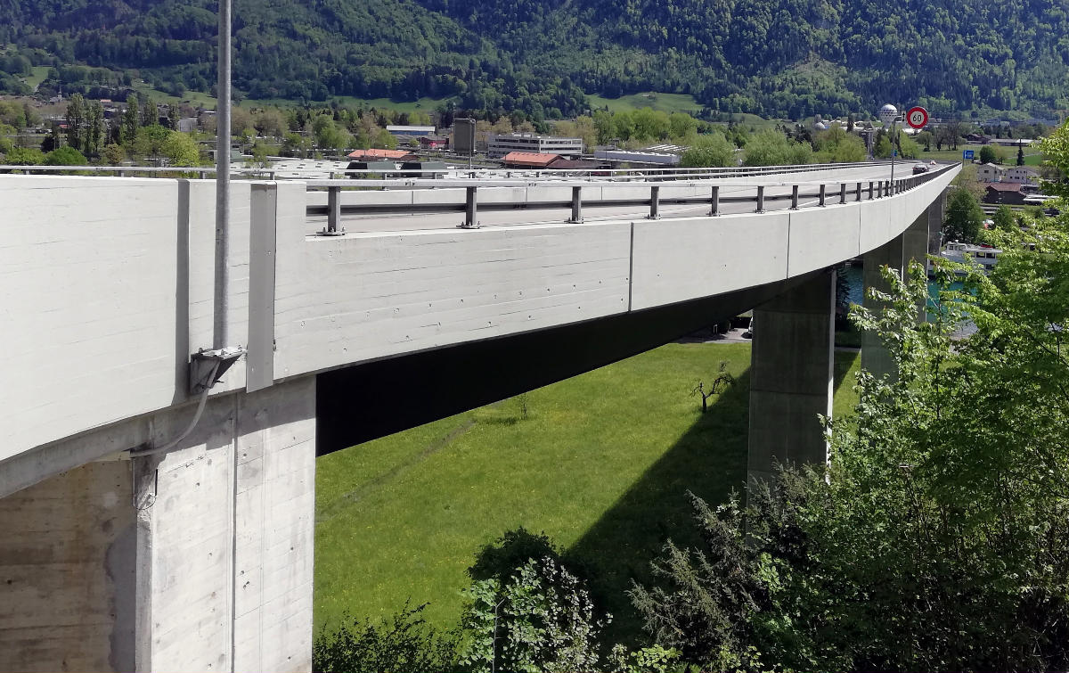 Goldswil-Viadukt mit Blick in Richtung Interlaken. Detailaufnahme äussere Brüstung. 