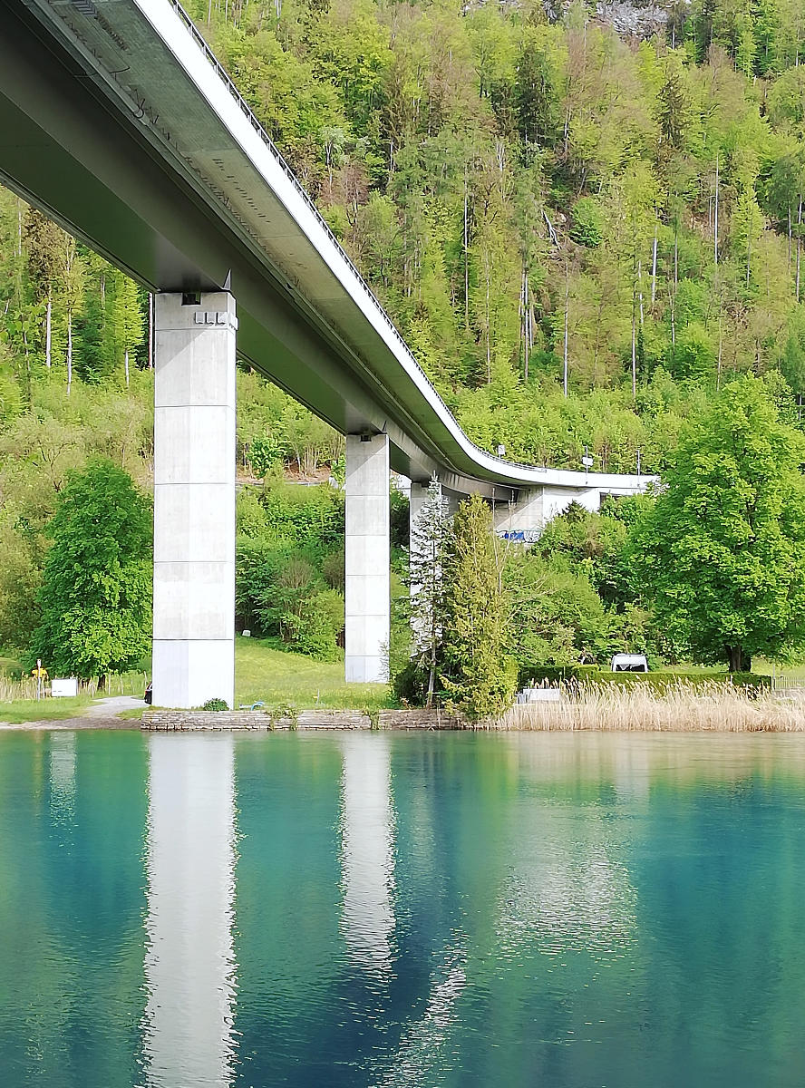 Goldswil-Viadukt mit Aare (hochformat) 