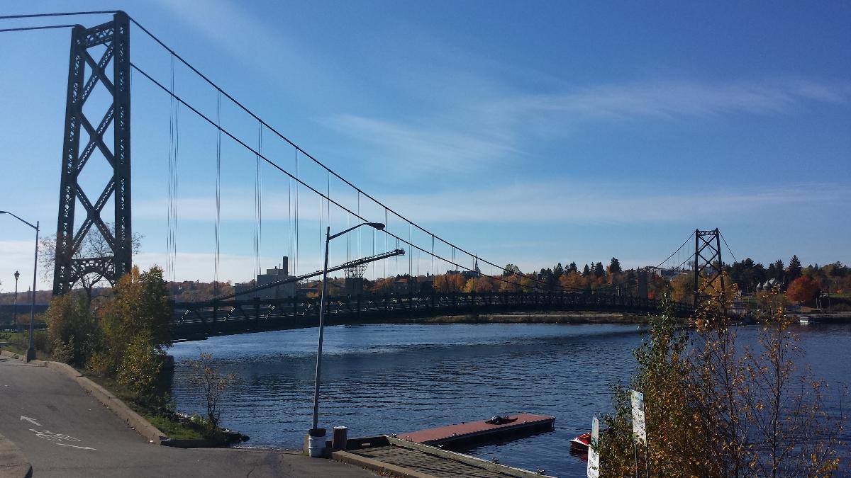 Vieux pont suspendu en métal à Grand-Mère (QC). 