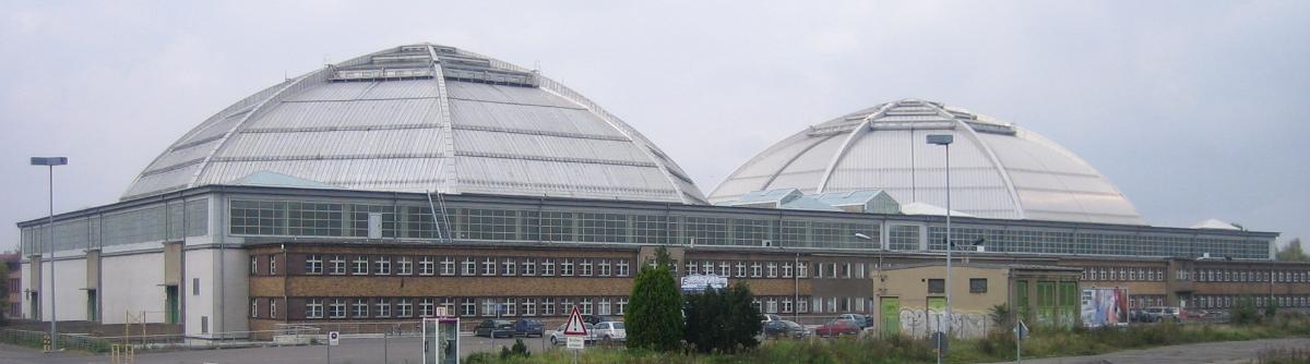 Die Großmarkthalle in Leipzig, heute Kohlrabizirkus, vom Haltepunkt Leipzig MDR aus fotografiert 