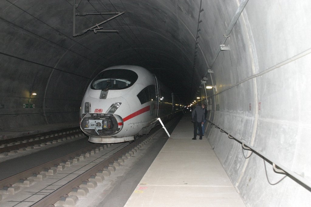 Ein ICE 3 steht, mit angelegten Notausstiegsleitern, während einer Rettungsübung im Günterscheidtunnel 