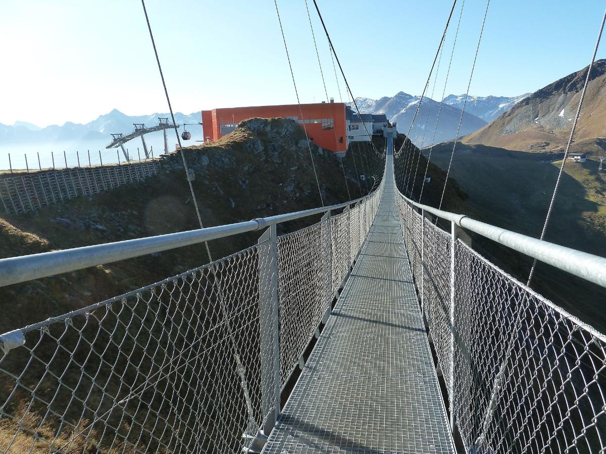 Die Hängebrücke von der Bergstation der Gasteiner Bergbahnen zum Gipfel des Stubnerkogels (2246 m) 