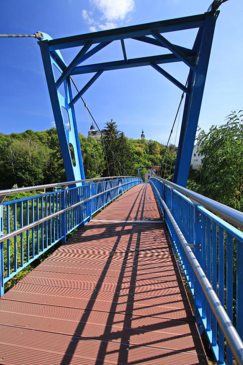 Hängebrücke über die Zwickauer Mulde in Rochsburg. Schloss Rochsburg. Sachsen. 