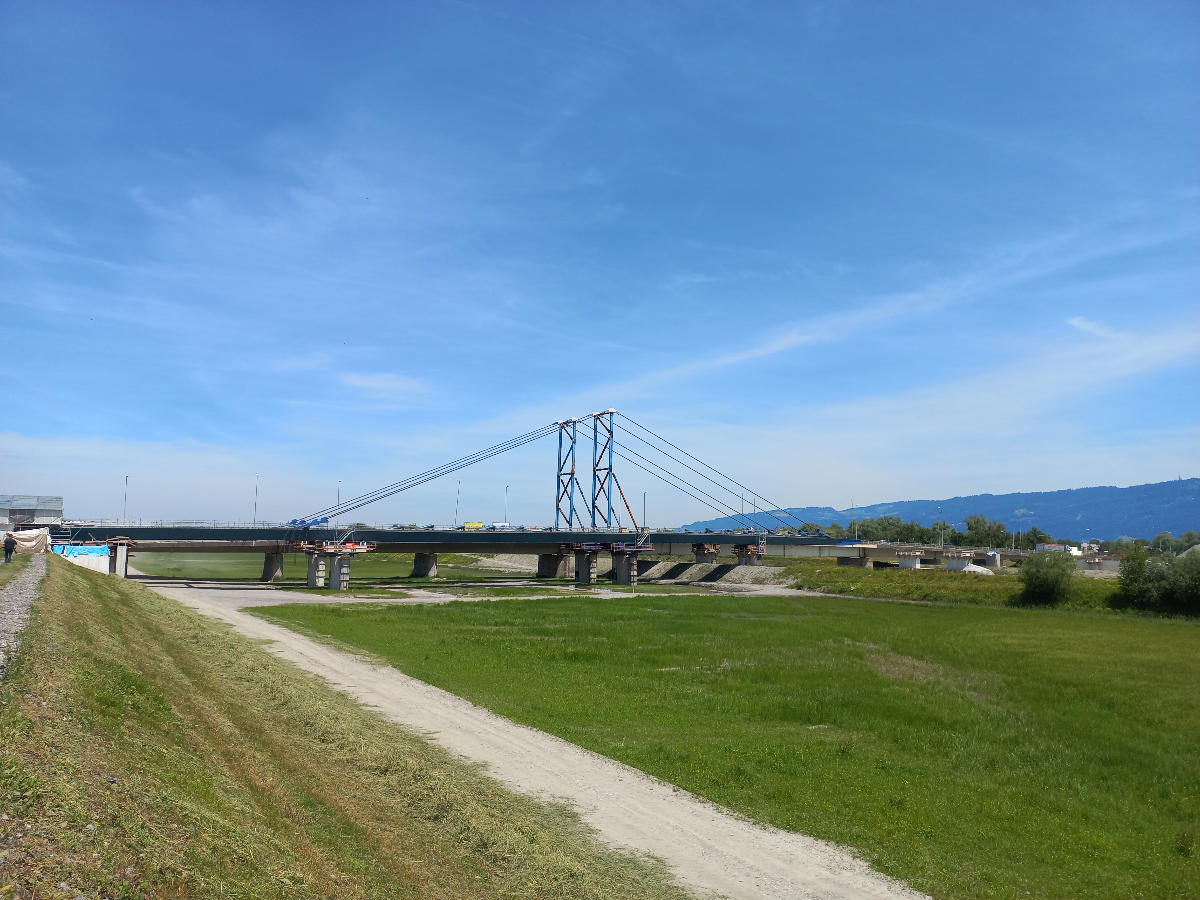 Rheinbrücke zwischen den Gemeinden Hard und Fußach in Vorarlberg, Österreich Eine massive Rheinbrücke überquert hier den Alpenrhein seit weit über hundert Jahren und wurde zuletzt 2020/2021 neu gebaut.