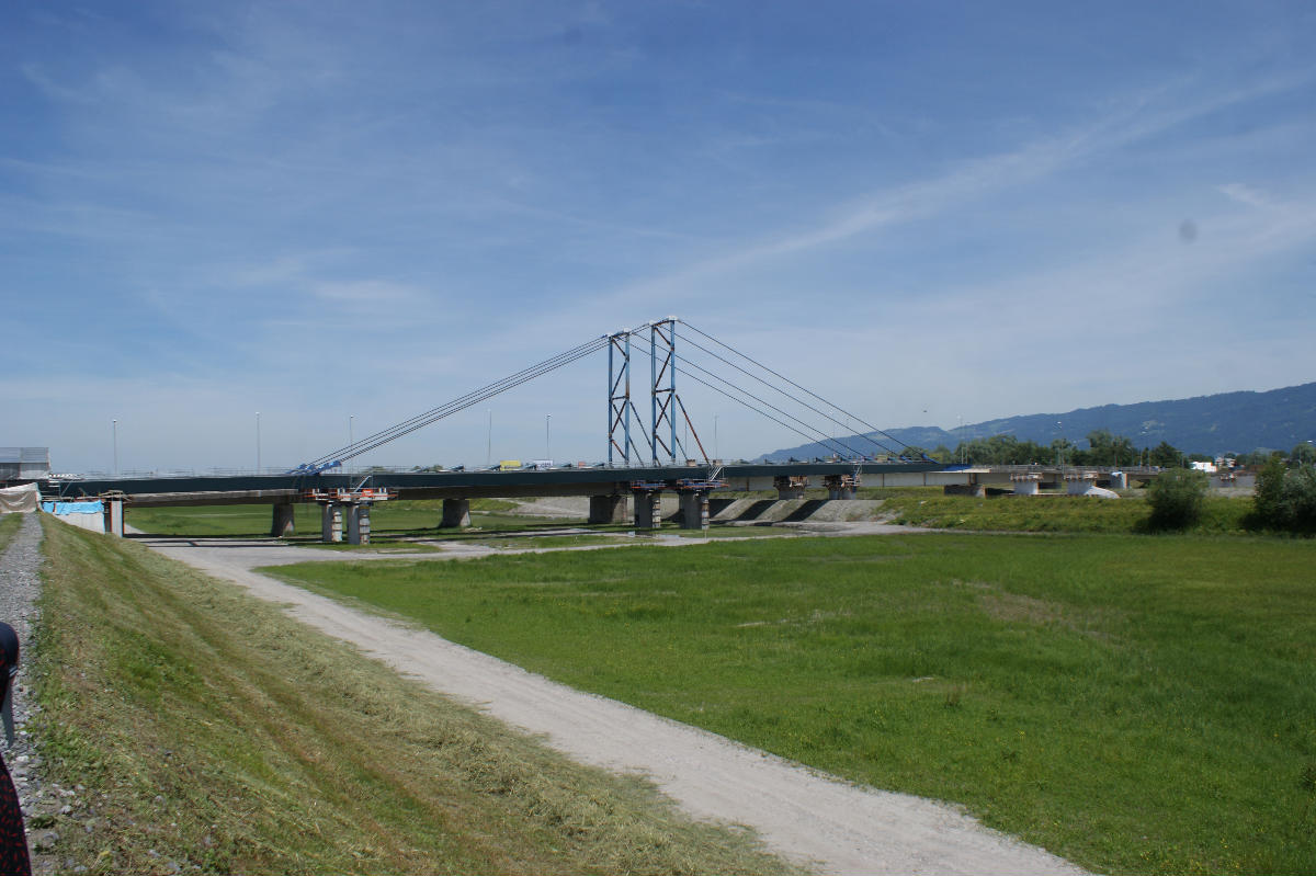 Rheinbrücke zwischen den Gemeinden Hard und Fußach in Vorarlberg, Österreich Eine massive Rheinbrücke überquert hier den Alpenrhein seit weit über hundert Jahren und wurde zuletzt 2020/2021 neu gebaut.