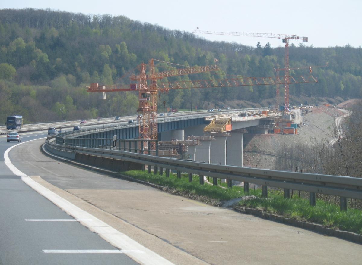Neubau der Haseltalbrücke im Taktschiebeverfahren neben der bestehenden Brücke 