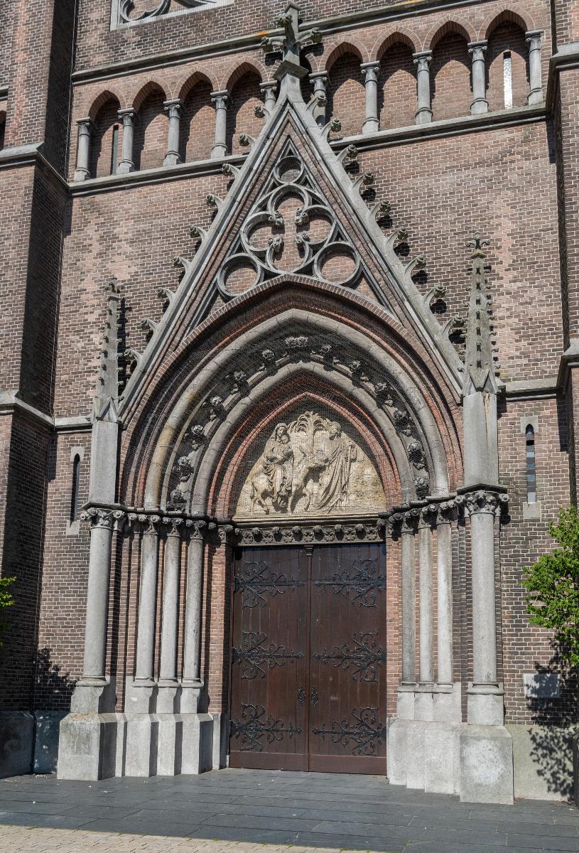 The main entrance of the Heuvelse kerk in Tilburg 