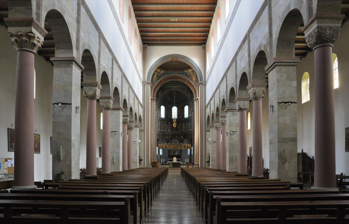 Basilika St. Godehard, Hildesheim Blick durchs Mittelschiff nach Osten