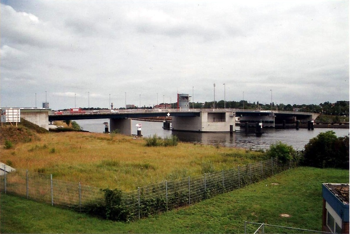 Die Erich-Warburg-Brücke ist mit zusätzlichen Beleuchtungskörpern ausgestattet worden 