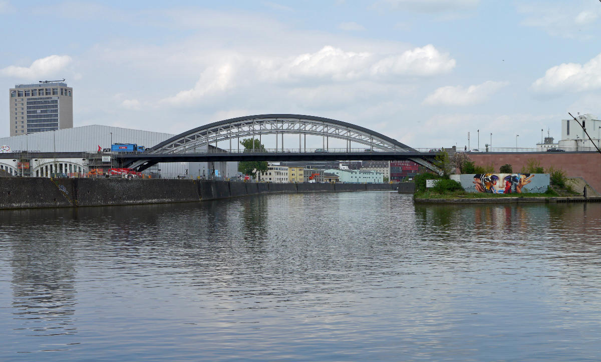 Die Honsellbrücke über der Zufahrt zum Unterhafen des Osthafens in Frankfurt am Main Ansicht vom gegenüberliegenden Mainufer in Ffm-Sachsenhausen.