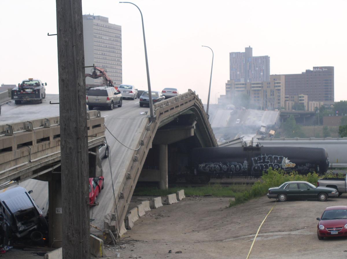August 1, 2007 photo of 35W bridge collapse 