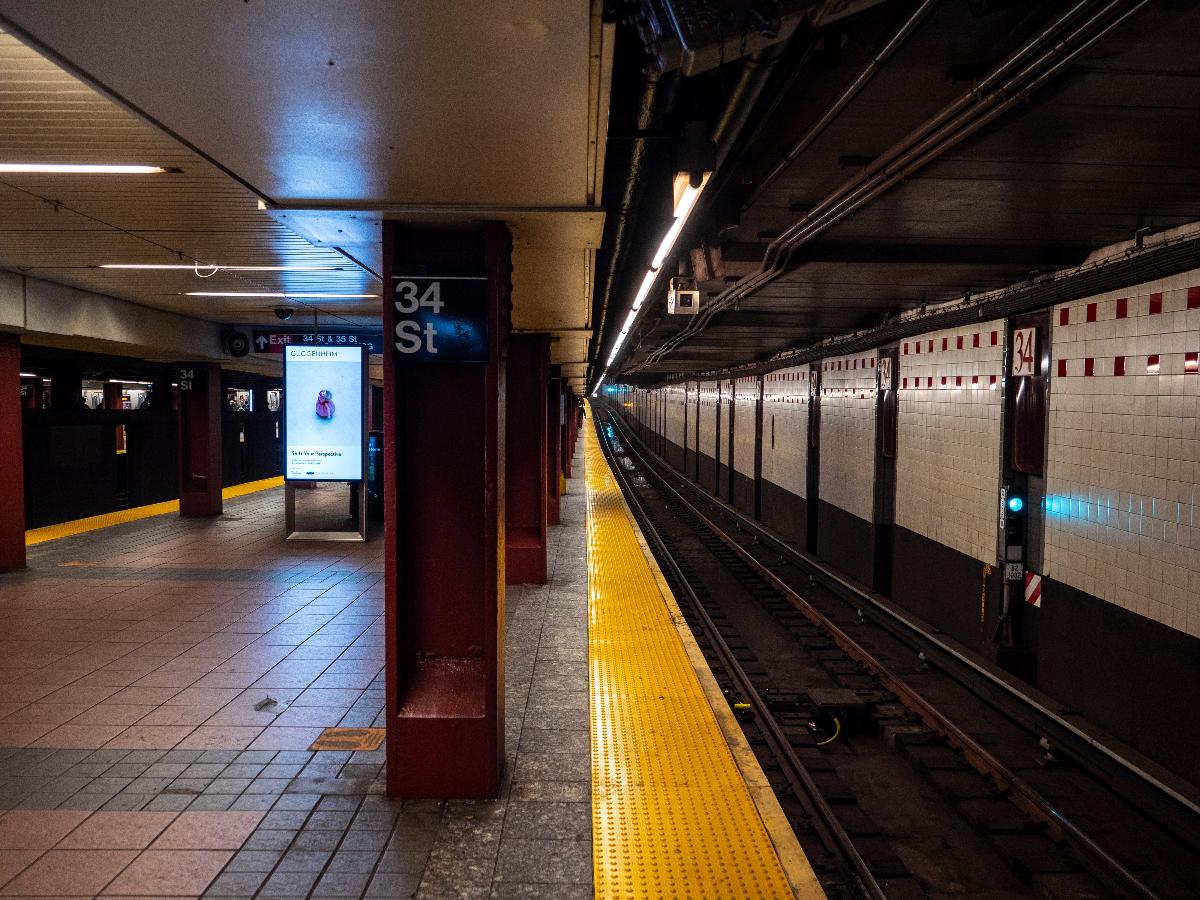 A view from the southern end of the northbound platform of the IND Sixth Avenue Line's 34th Street-Herald Square station 