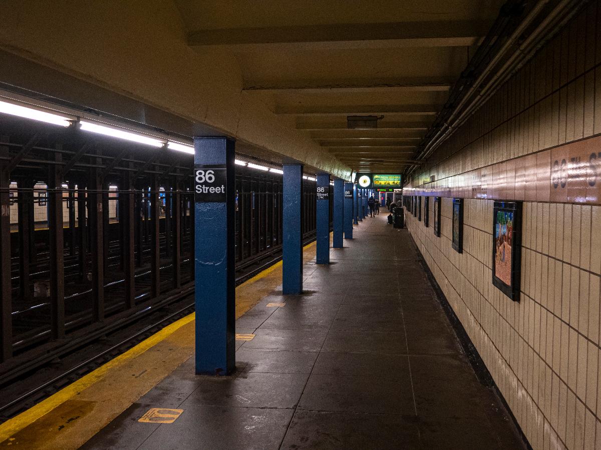 A view of the extended portion of the southbound platform at 86th Street station, IRT Broadway-Seventh Avenue Line. 