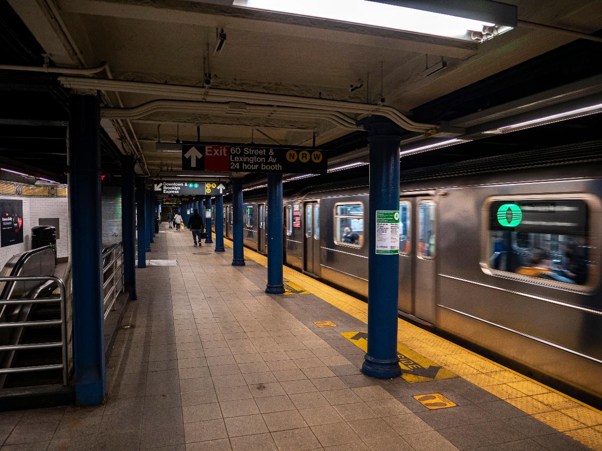 Southbound platform of the upper level at the IRT Lexington Avenue Line's 59th Street station. An R62A 6 train departs. 