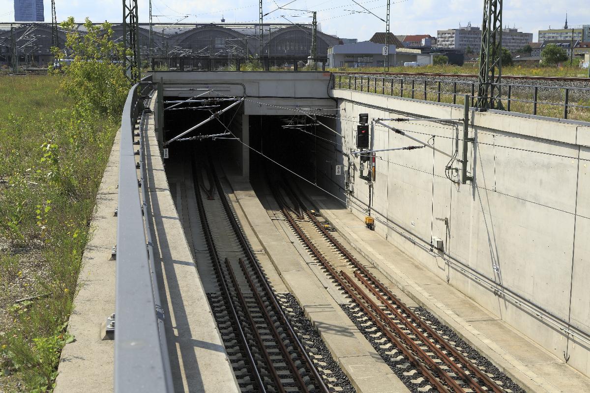 City-Tunnel Leipzig Einführung der Strecken 6367 ( Leipzig–Großkorbetha) und 6382 ( Leipzig-Wahren–Leipzig Hbf). Wegen des Kreuzungsbauwerkes Nord zwischen Tunnelportalen und dem Bahnsteig liegen die Gleise in unterschiedlicher Höhe. Die Kilometrierung (hier km 8,8) gehört zur Strecke 6382.