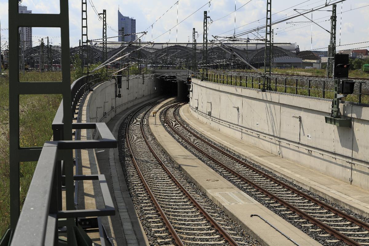 City-Tunnel Leipzig Einführung der Strecken 6367 ( Leipzig–Großkorbetha) und 6382 ( Leipzig-Wahren–Leipzig Hbf). Wegen des Kreuzungsbauwerkes Nord zwischen Tunnelportalen und dem Bahnsteig liegen die Gleise in unterschiedlicher Höhe. Die Blockteilung im Stadttunnel ist für Linksfahrten deutlich weniger dicht als in Regelfahrrichtung.