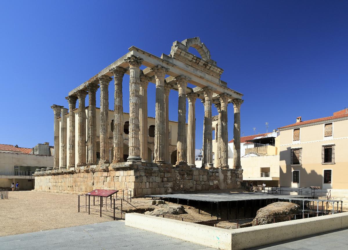 Tempel der Diana in Mérida Gebaut im ersten Jahrhundert, entgegen seines traditionellen Namens war der Tempel vermutlich dem Kult des Kaisers Augustus gewidmet. Der Tempel in griechischem Typ weist an den Stirnseiten je sechs korinthische Säulen auf, an den Längsseiten elf.
entzerrt