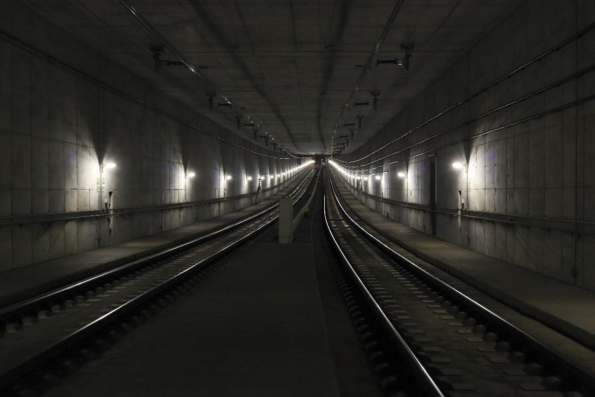 City-Tunnel Leipzig Richtung Leipzig Berliner Bahnhof, die Wanne ist erforderlich, um das Richtungsgleis Leipzig Hbf–Leipzig-Wahren der Strecke 6382 niveaufrei, aber noch unterirdisch nach links ausbinden zu können.