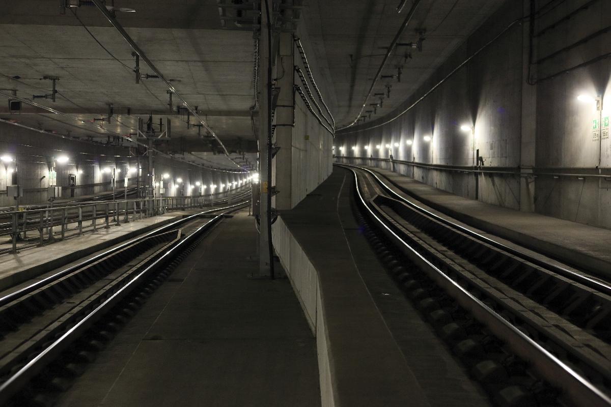 City-Tunnel Leipzig Links liegen die Streckengleise der Nord-Süd-Stammstrecke 6396, das rechte Gleis ist das Richtungsgleis Leipzig–Wahren der Strecke 6382. Für die niveaufreie Überwerfung mussten die Stammgleise vor der Tunnelrampe abgesenkt werden. Das abzweigende Gleis ganz links ist das Richtungsgleis Leipzig-Wahren–Leipzig Hbf.