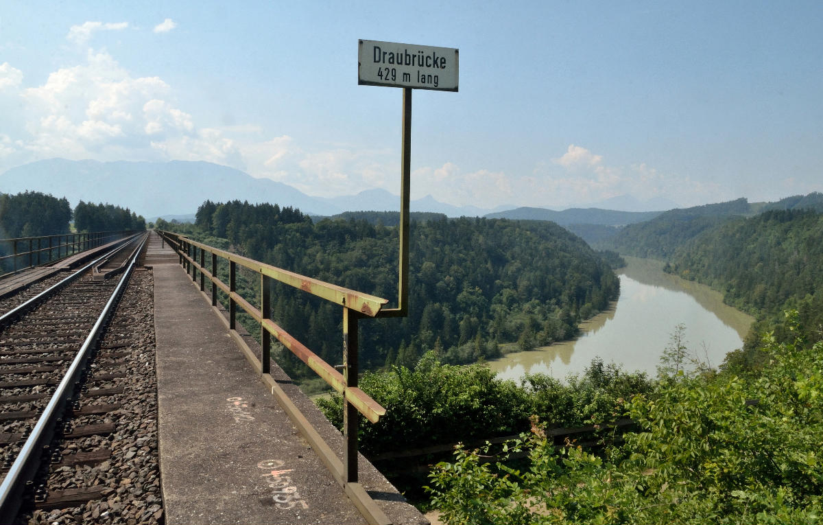 Jauntalbrücke (Eisenbahnbrücke) über die Drau in der Gemeinde Ruden in Kärnten Die Jauntalbrücke ist bekannt als Ort für Bungee Jumping. Über die Brücke führt auch der Drauradweg.