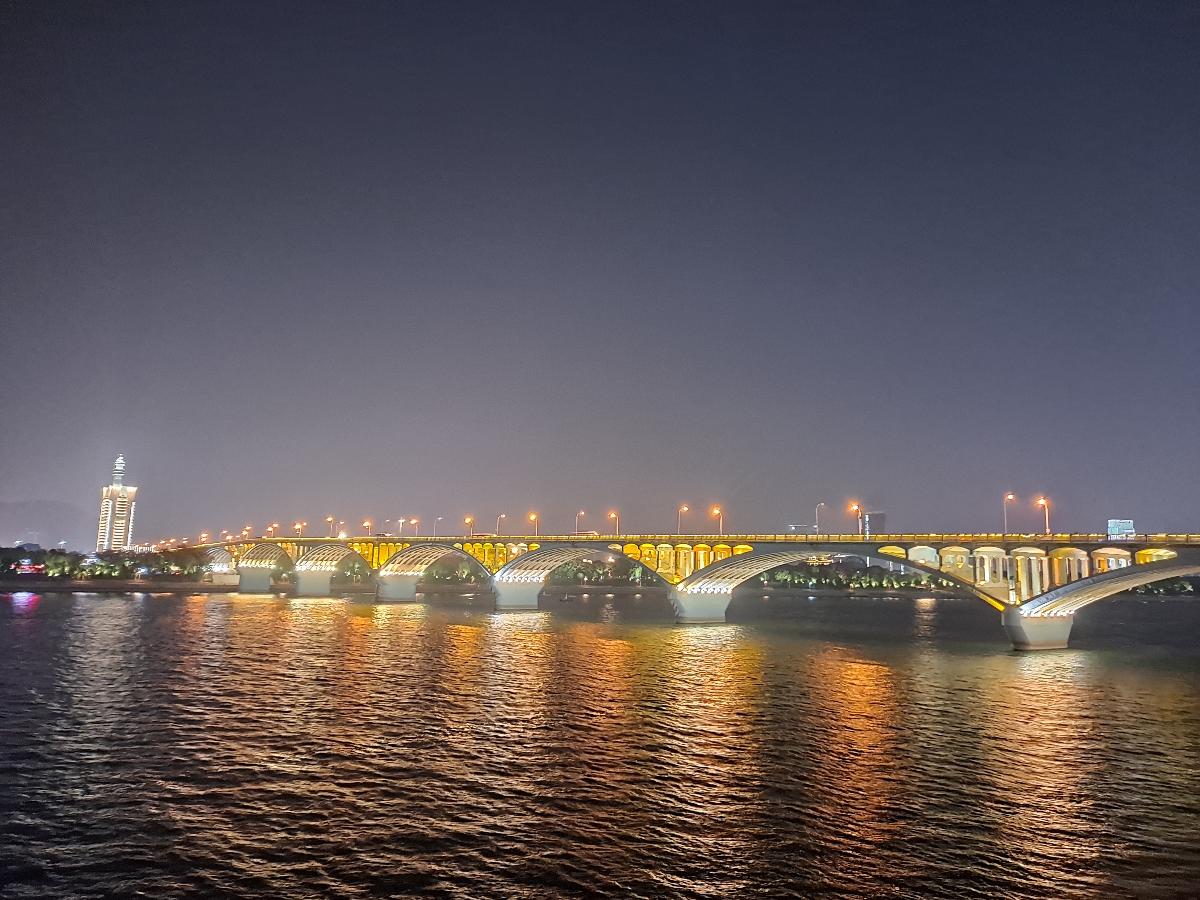 Juzizhou Bridge at night 