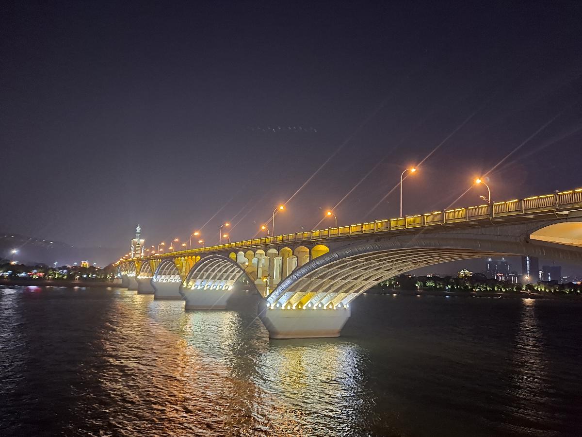 Juzizhou Bridge at night 