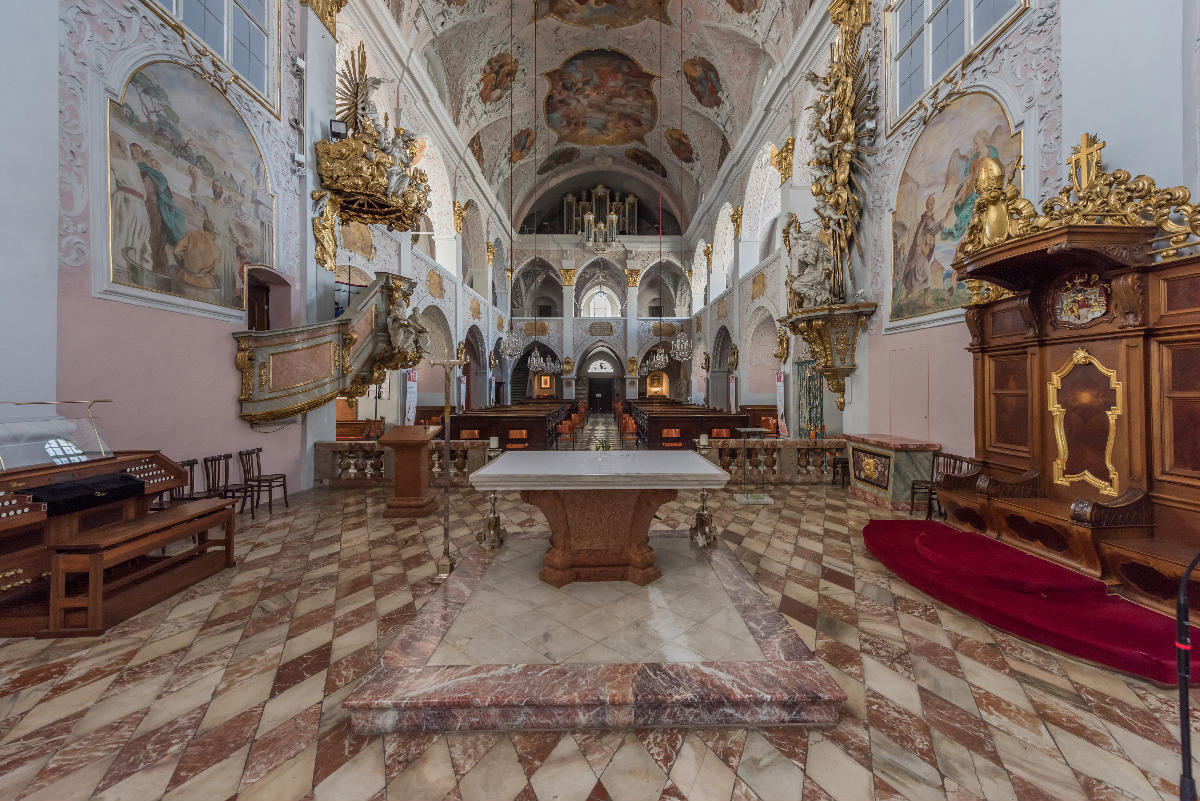 Choir and nave of the city parish church Saints Peter and Paul on Domplatz 