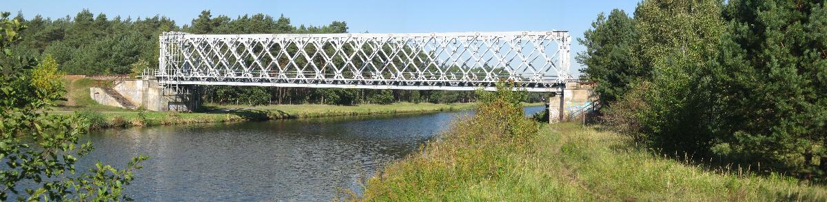 Seit 2010 unter Denkmalschutz stehende Klinkerhafenbrücke über den Oder-Havel-Kanal Südansicht vom östlichen Ufer des Kanals aus