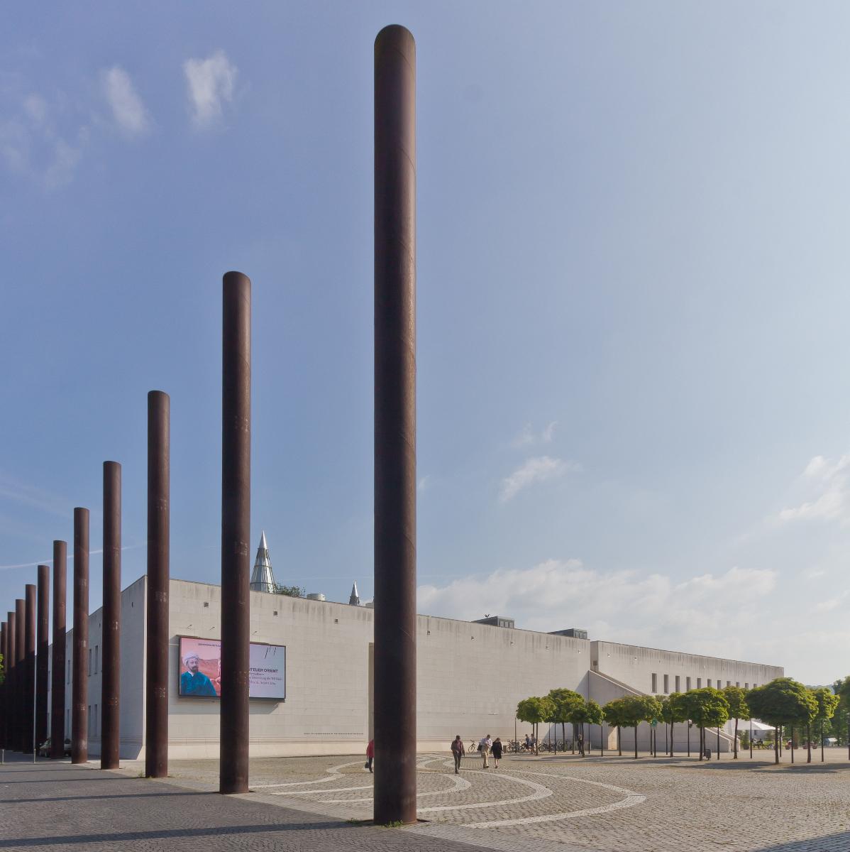 Kunst- und Ausstellungshalle der Bundesrepublik Deutschland - Bundeskunsthalle. Vorne links das Kunstobjekt „16 Säulen“ 