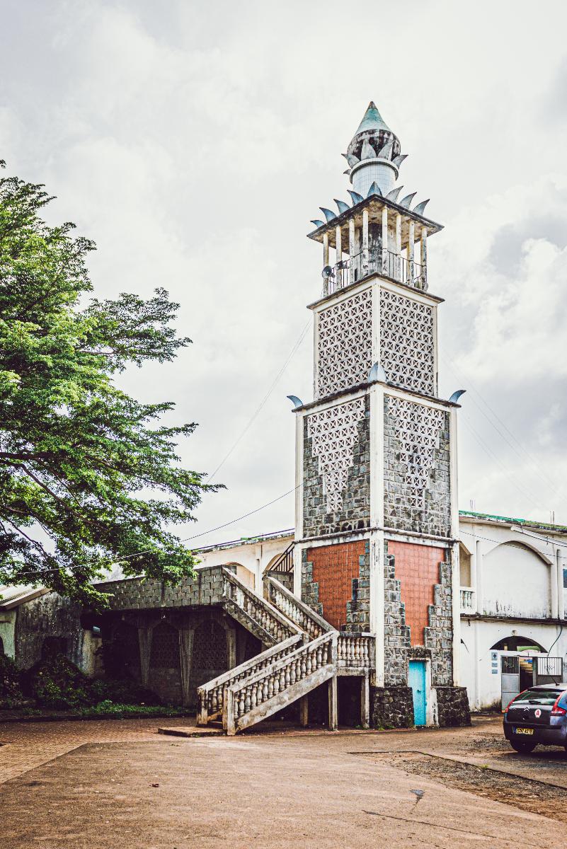 Le minaret de la mosquée de Tsingoni à Mayotte La mosquée de Tsingoni, Mayotte est la plus vieille mosquée de France. Elle se situe au nord est de Mayotte