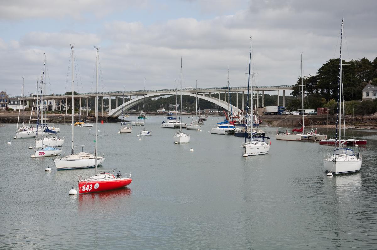 La Trinité-sur-Mer (Morbihan, Bretagne, France) : bateaux amarrés devant le pont de Kerisper, sur la rivière de Crac'h. 