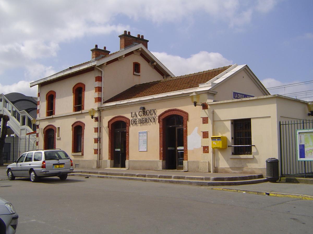 La Croix de Berny Station 