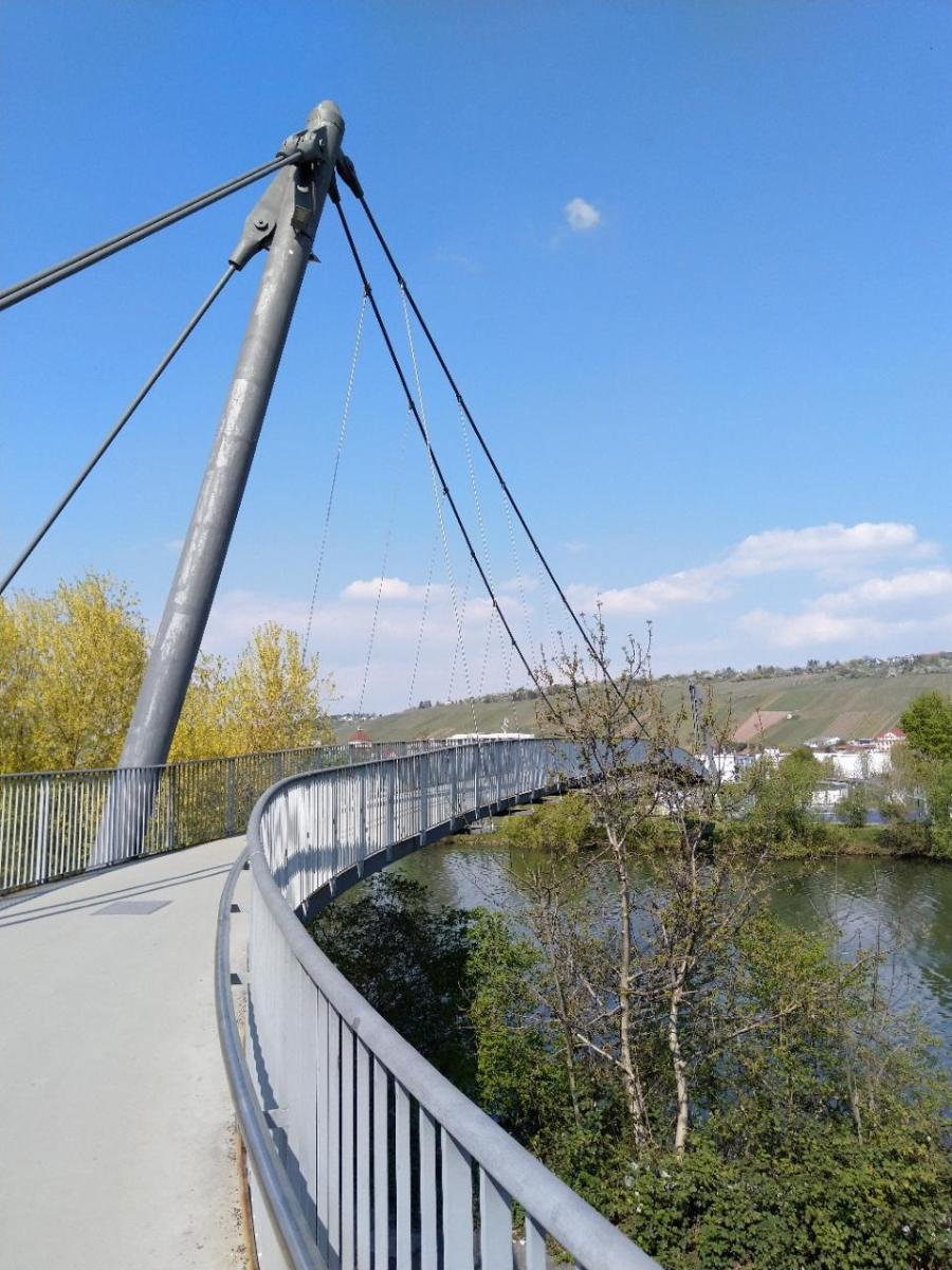 Neckarsteg zwischen Mettingen und Brühl, entstanden 2006 als Hängebrücke mit schräg stehenden Pylonen 