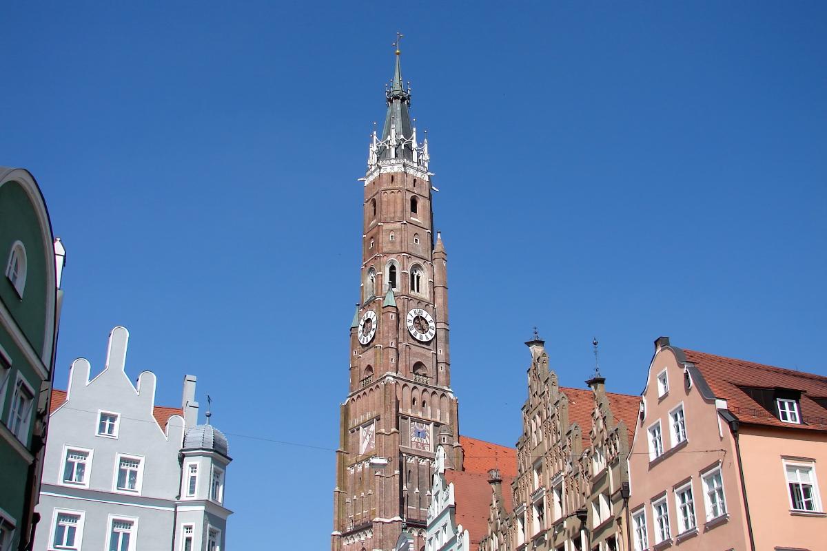 St. Martin ist Hauptkirche und Wahrzeichen Landshuts Die spätgotische Hallenkirche mit dem höchstem Backsteinturm (130,6 Meter) der Welt, zählt aufgrund ihrer Ausmaße und ihrer eindrucksvollen Raumwirkung zu den bedeutendsten Sakralbauten Süddeutschlands.