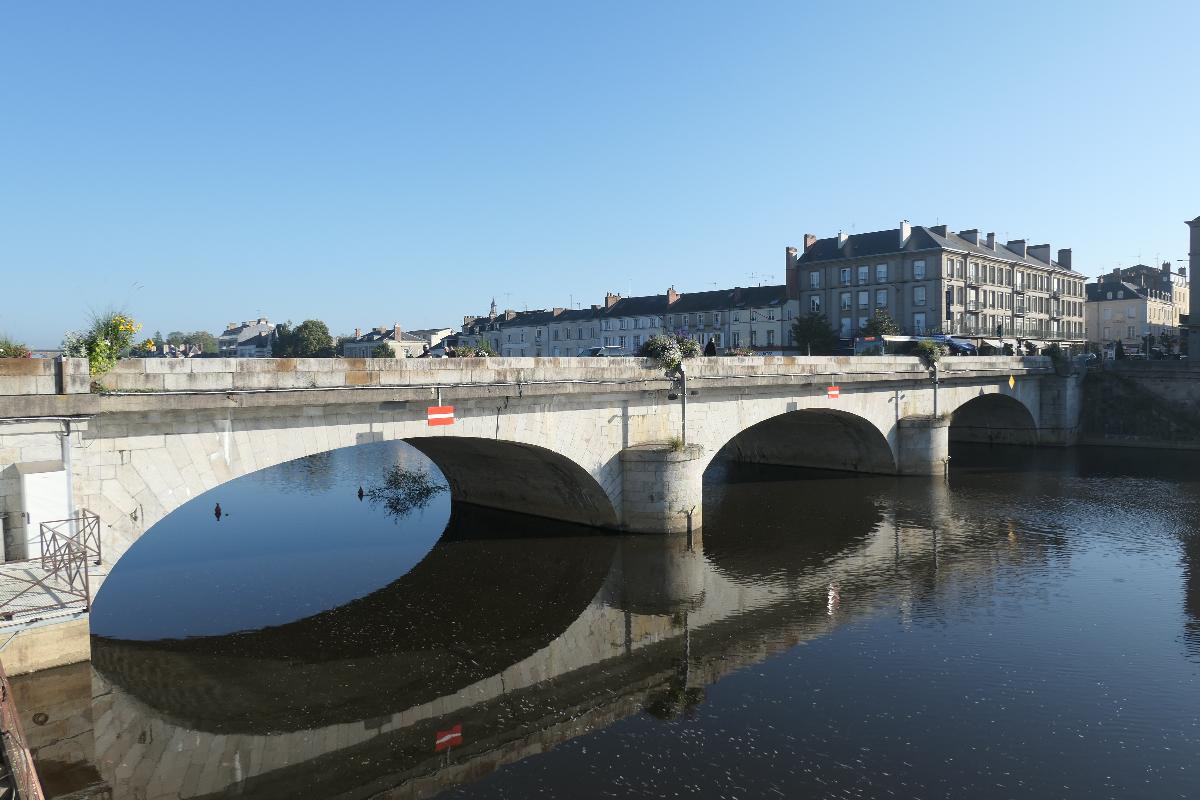 Pont Aristide-Briand, à Laval (Mayenne, France), vu depuis le quai Jehan-Fouquet 