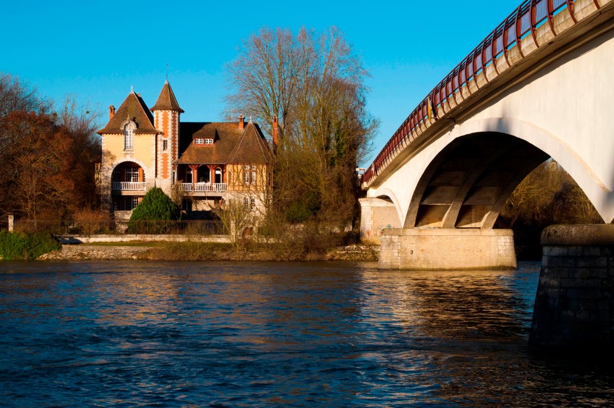 Le « Manoir de Seine » construit par Louis Périn à Chartrettes et le pont reliant Chartrettes à Bois-le-Roi 