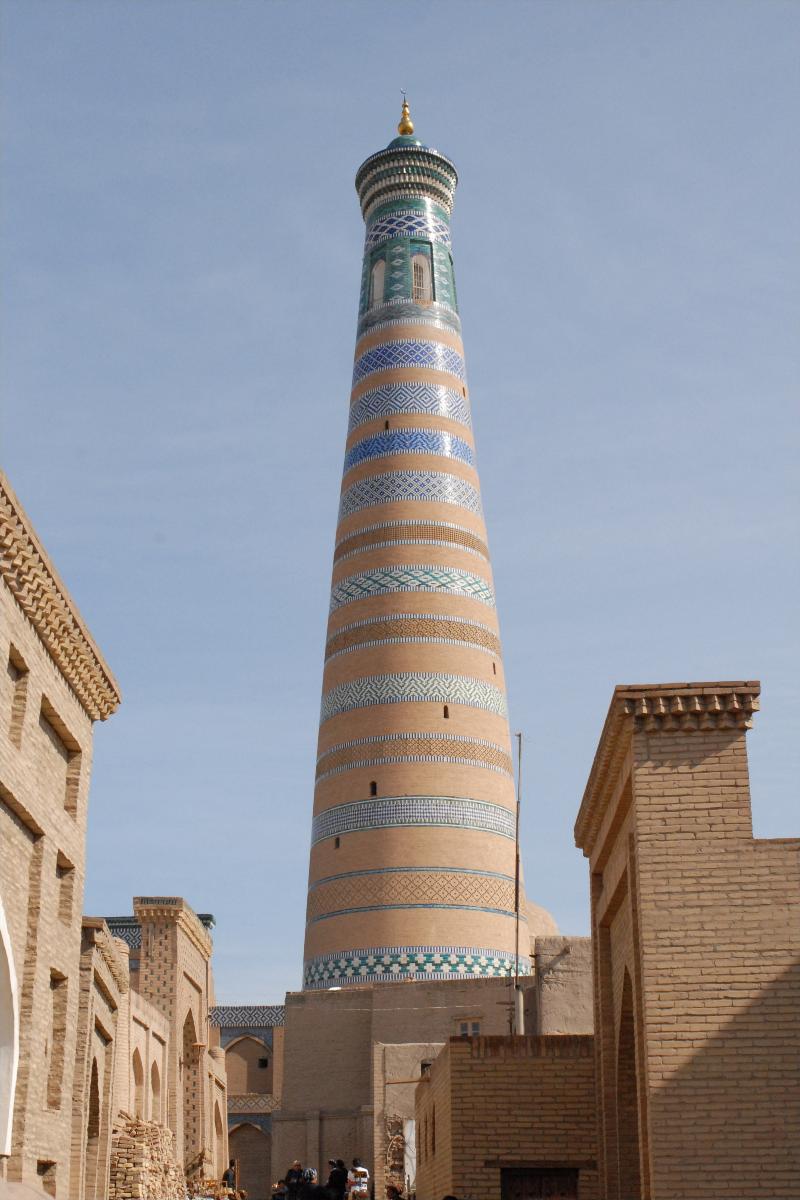 Le minaret Islam Khodja est le plus haut de Khiva Il mesure 44,5 m et a été construit en 1910 par le Vizir Islam Khodja d'Isfandiar Khan.