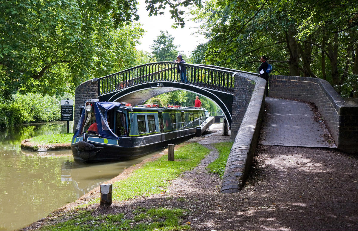 Oxford Canal Roving Bridge (243) at Isis Lock 