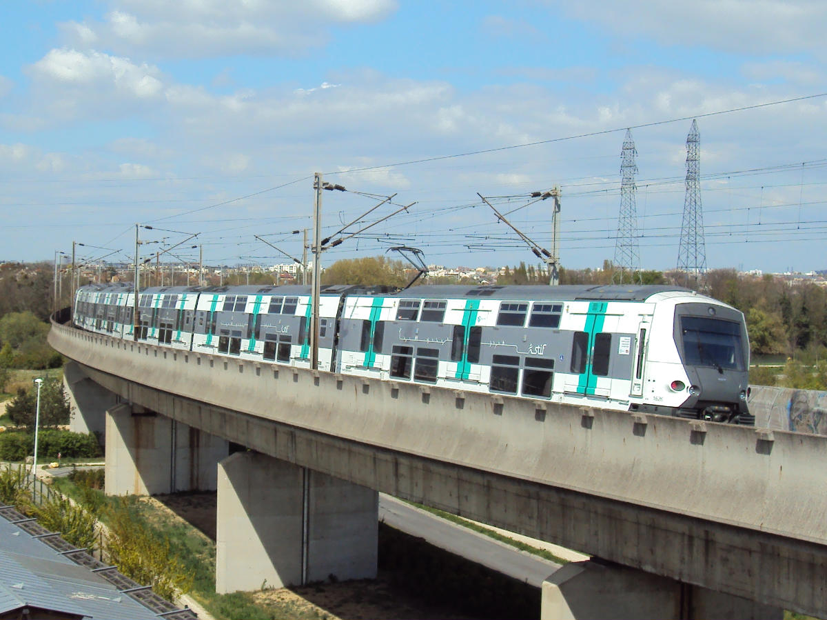 Un MI 09 sur le viaduc de Nanterre 