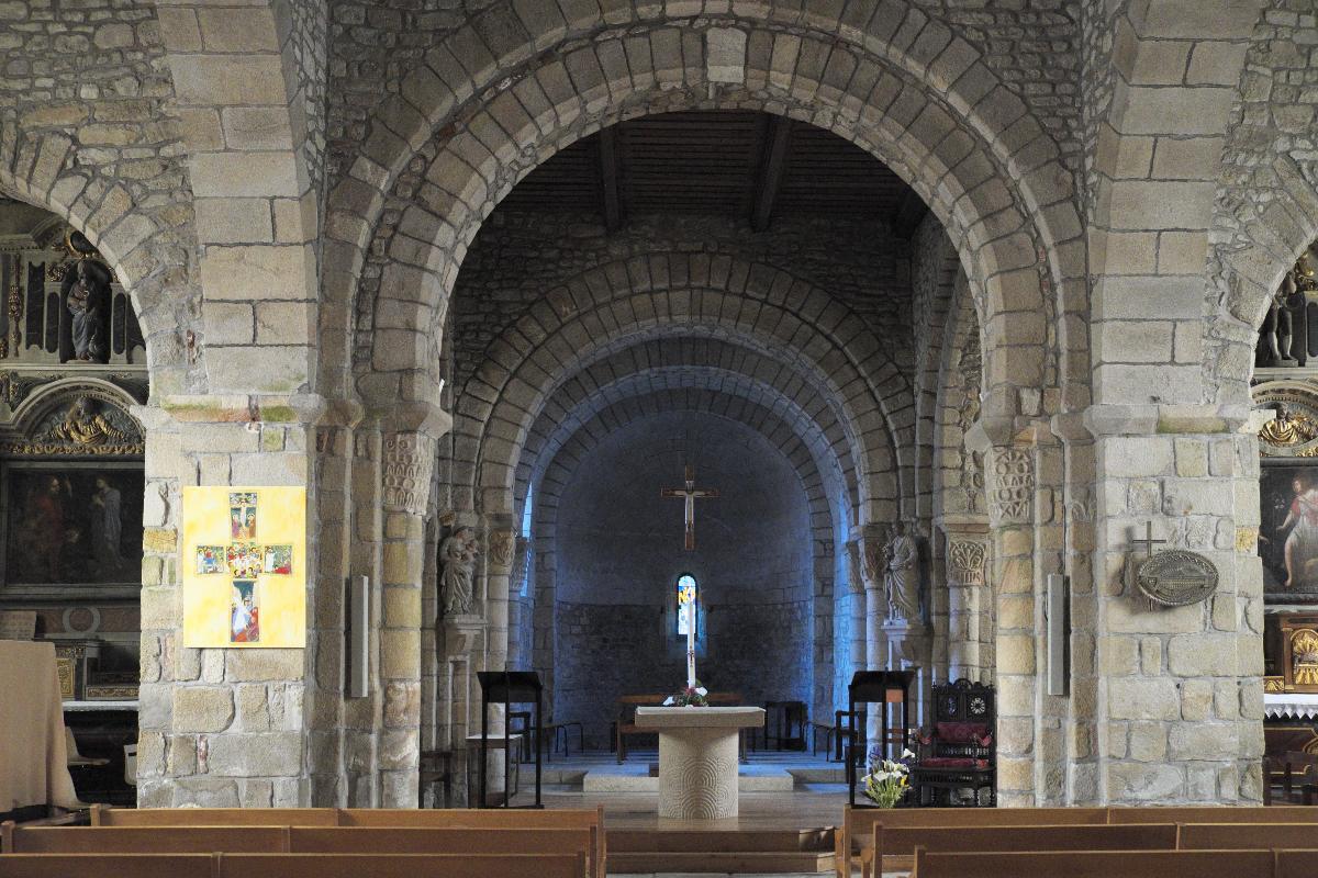 Katholische Pfarrkirche Notre-Dame-de-Kerdro in im Département Morbihan (Region Bretagne/Frankreich) Innenraum