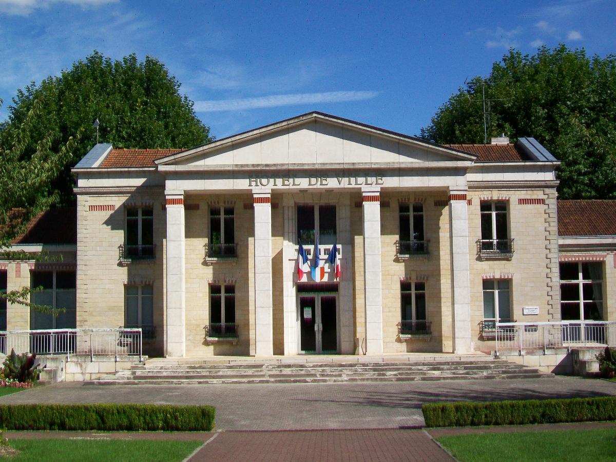 La mairie, établie depuis 1986 dans le premier groupe scolaire de 1910, qui a reçu à l'occasion un péristyle avec fronton et quatre colonnes. 