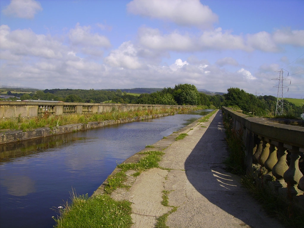 The Lune aqueduct from the towpath on the northern side 
