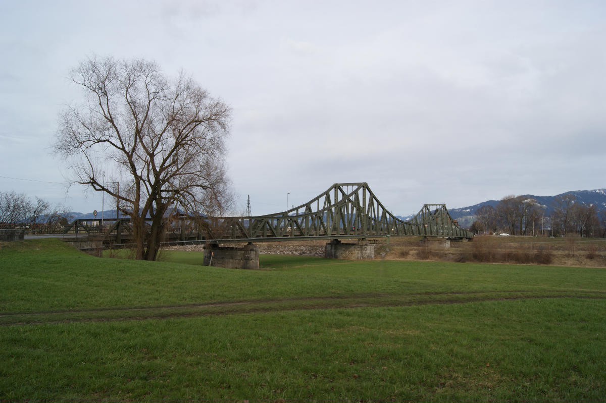 Wiesenrainbrücke Wiesenrainbrücke (also only: Rhine bridge) between Lustenau (Austria) and Widnau (Switzerland). The state border runs across the middle of the bridge along the Alpine Rhine. Built until 1914, opened on May 25, 1914.