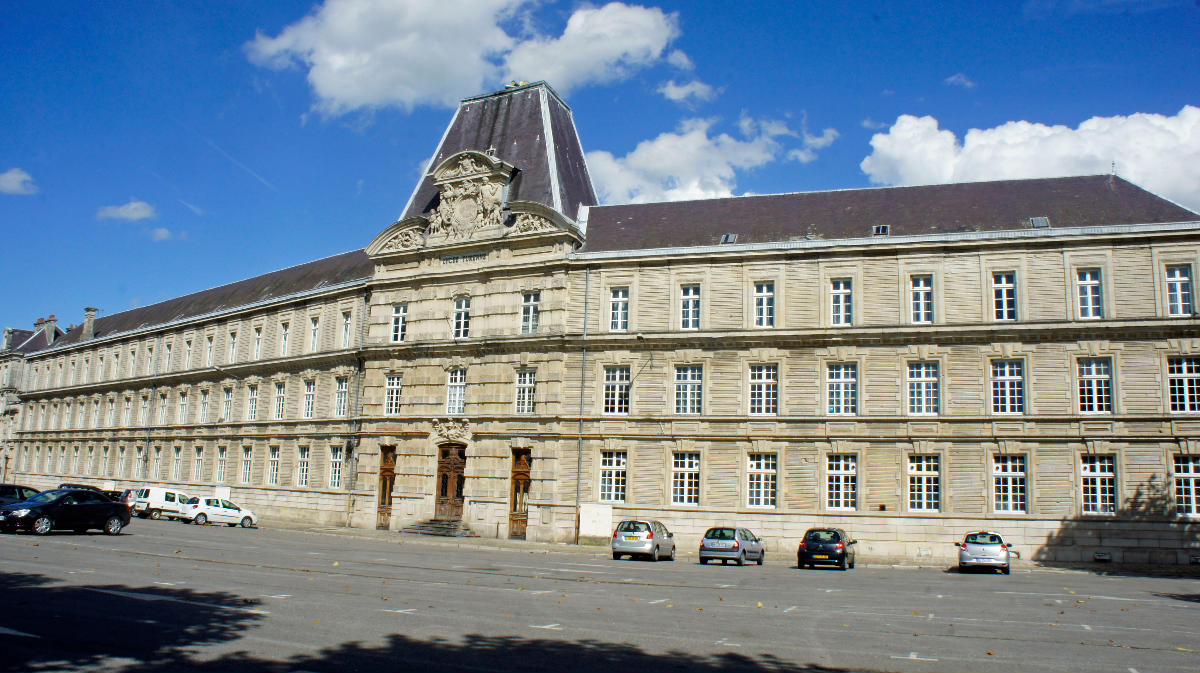 Vue du Lycée_Turenne sur la place Alsace-Lorraine de Sedan. 