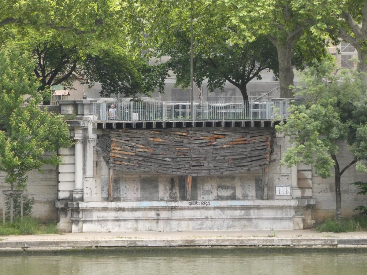 Ancienne pile du pont d'Ainay, depuis le quai Fulchiron 